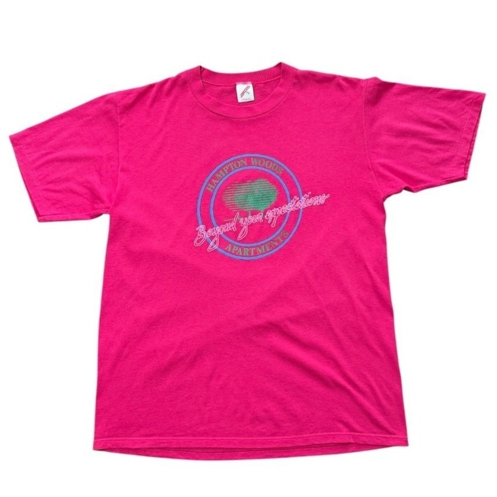 Vintage 90s Hampton Woods Apartments Pink Retro Graphic USA Souvenir T-shirt